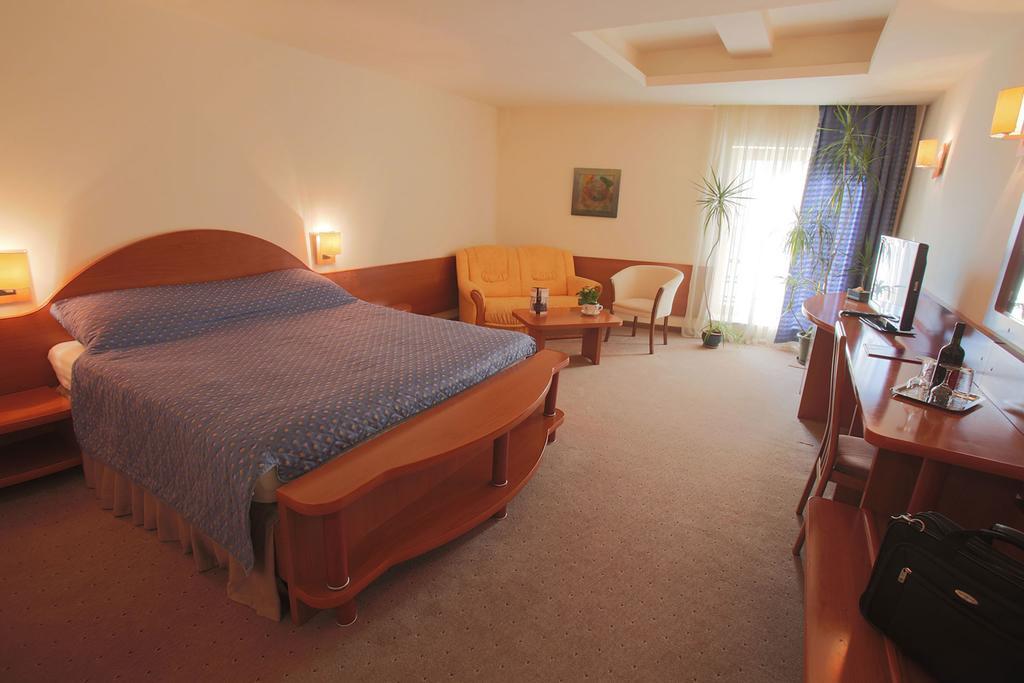 Hotel Irisa Бухарест Экстерьер фото
