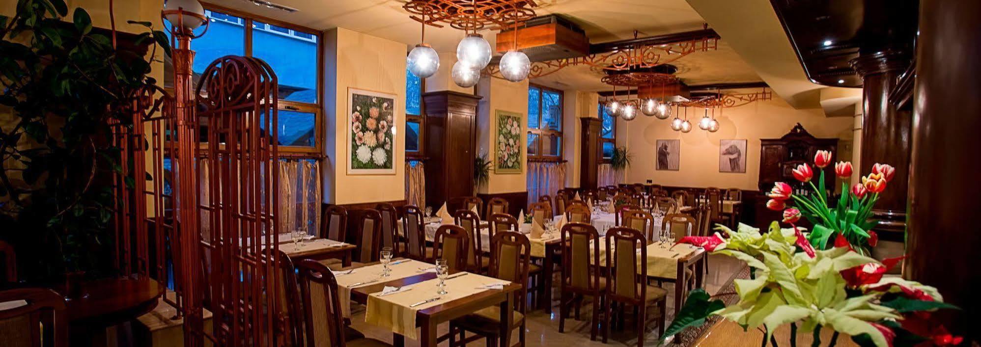 Hotel Irisa Бухарест Экстерьер фото