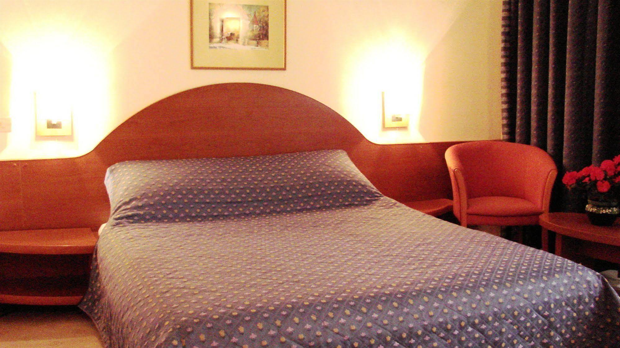 Hotel Irisa Бухарест Экстерьер фото
