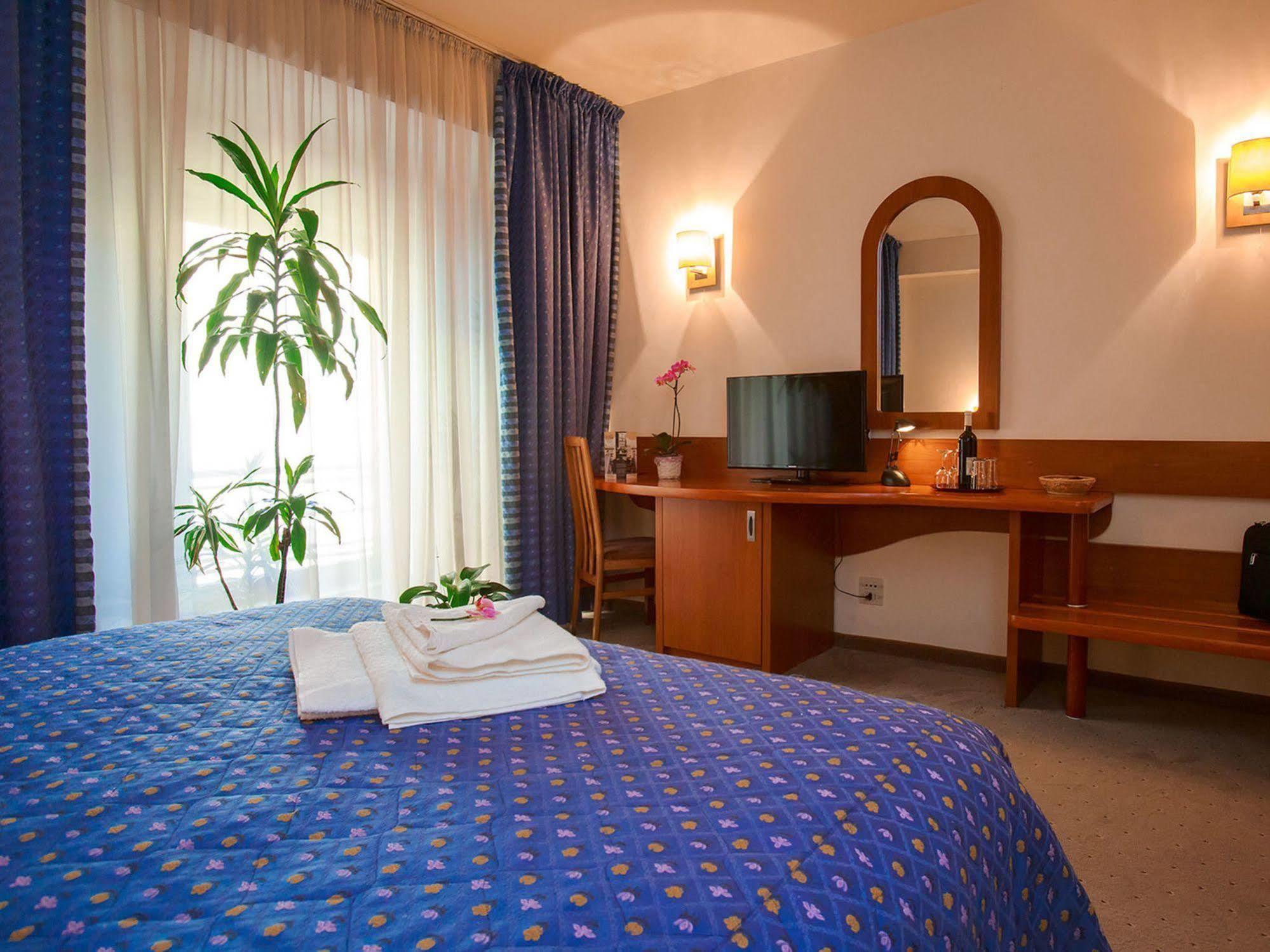 Hotel Irisa Бухарест Экстерьер фото